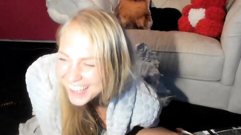 Amateur Webcam Cute Teen Plays Solo With...